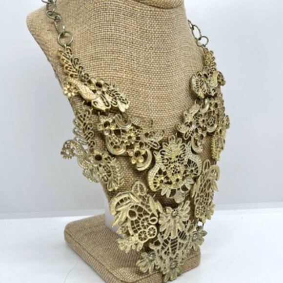 VINTAGE LACE CUT OUT BIB NECKLACE ANTIQUED LIGHT GOLD TONE CHAIN ORNATE FILIGREE - Picture 3 of 15